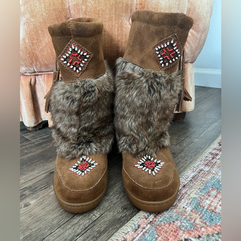 Minnetonka beaded fur boots 3783